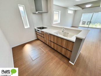 �L�b�`���@�{�H��ʐ^�@�l�C�̃J�E���^�[�L�b�`������́A���r���O�ɂ��邲�Ƒ��̗l�q���f���܂�