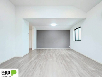 ���r���O�@���R�����������ޒg���ȃ��r���O�B��������ɂ͓Ǐ��₨���Q�ł����Ȃ���̂�т�Ɖ߂����ЂƎ����B