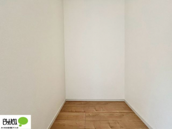 ���[�@�傫�ȃE�H�[�N�C���N���[�[�b�g�ɂ́A�G�ߕ��̈ߗނȂǂ܂Ƃ߂Ď��[�ł��A���������L���g���܂�