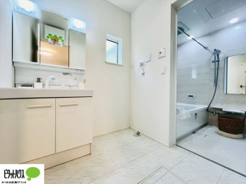 ���ʑ�E���ʏ��@�{�H��ʐ^�@�O�ʋ��̗���A�V���N���ȂǑ������[��������A�L�X�Ƃ������ʉ��ϑ�ł��B