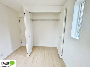 �o���R�j�[�@�N���[�[�b�g�́A�����E���s��������A��̒����ߗނ����N���N���[�\�ł�