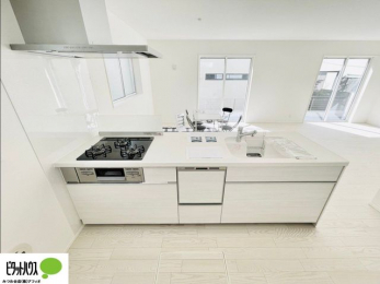 �L�b�`���@�{�H��ʐ^�@�l�C�̃J�E���^�[�L�b�`������́A���r���O�ɂ��邲�Ƒ��̗l�q���f���܂�