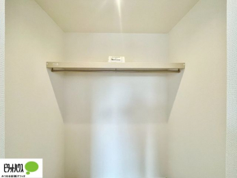 �o���R�j�[�@�N���[�[�b�g�́A�����E���s��������A��̒����ߗނ����N���N���[�\�ł�
