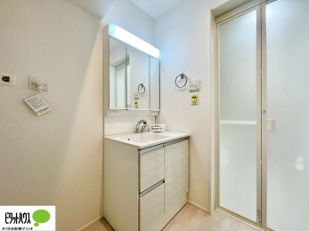 ���ʑ�E���ʏ��@�O�ʋ��̗���A�V���N���ȂǑ������[��������A�L�X�Ƃ������ʉ��ϑ�ł��B