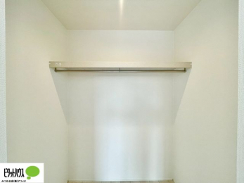 ���[�@�傫�ȃE�H�[�N�C���N���[�[�b�g�ɂ́A�G�ߕ��̈ߗނȂǂ܂Ƃ߂Ď��[�ł��A���������L���g���܂�