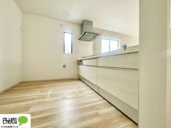 �L�b�`���@�l�C�̃J�E���^�[�L�b�`������́A���r���O�ɂ��邲�Ƒ��̗l�q���f���܂�