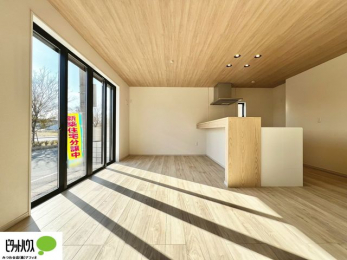 ���̑��@���r���O�͉Ƒ��ōL�X�Ɖ߂�����23.7���B�L�b�`�����烊�r���O�����ʂ��āA���q�l�̗l�q���΂�����B