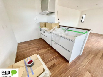 �L�b�`���@�l�C�̃J�E���^�[�L�b�`������́A���r���O�ɂ��邲�Ƒ��̗l�q���f���܂�