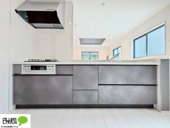 �L�b�`���@�l�C�̃J�E���^�[�L�b�`������́A���r���O�ɂ��邲�Ƒ��̗l�q���f���܂�