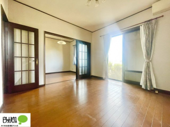 ���̑��@�傫�ȑ��̂��郊�r���O�͖��邭�A���ʂ����ǂ��A�Ƒ��݂�Ȃ̏΂����������n��܂�