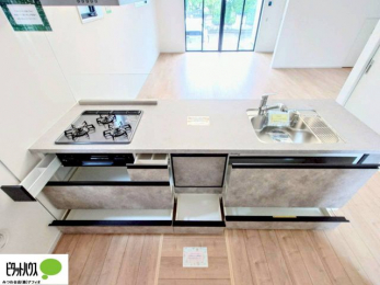 �L�b�`���@�R�����͊�����3���B�O�����@�\�t���œ����������\�Ȃ̂ŁA�����I�ɂ��������o���܂��B���ʂ̏��Ȃ��f�U�C���Ȃ̂ŁA���������y�X�B
