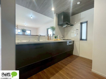 �L�b�`���@�l�C�̃J�E���^�[�L�b�`������́A���r���O�ɂ��邲�Ƒ��̗l�q���f���܂�