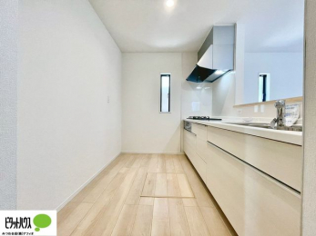 �L�b�`���@�l�C�̃J�E���^�[�L�b�`������́A���r���O�ɂ��邲�Ƒ��̗l�q���f���܂�