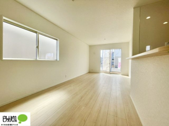���r���O�@���R�����������ޒg���ȃ��r���O�B��������ɂ͓Ǐ��₨���Q�ł����Ȃ���̂�т�Ɖ߂����ЂƎ����B