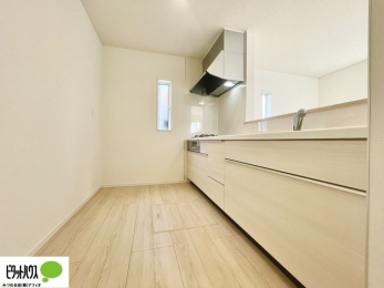 �L�b�`���@�l�C�̃J�E���^�[�L�b�`������́A���r���O�ɂ��邲�Ƒ��̗l�q���f���܂�