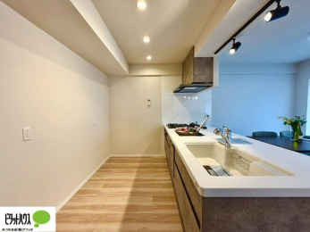 �L�b�`���@�l�C�̃J�E���^�[�L�b�`������́A���r���O�ɂ��邲�Ƒ��̗l�q���f���܂�