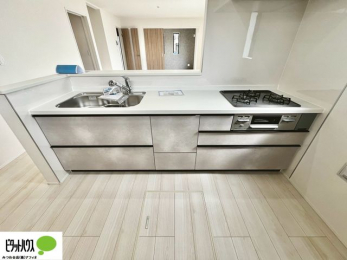 �L�b�`���@�V�z�Ȃ�ł͂̃s�J�s�J�̃L�b�`���͖����̂��������y�������Ă���܂��ˁB