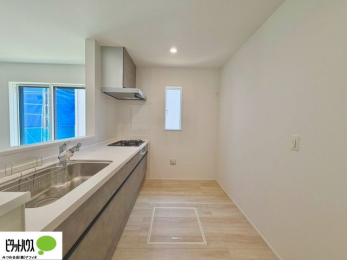 �L�b�`���@�l�C�̃J�E���^�[�L�b�`������́A���r���O�ɂ��邲�Ƒ��̗l�q���f���܂�