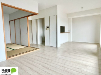 ���r���O�@���R�����������ޒg���ȃ��r���O�B��������ɂ͓Ǐ��₨���Q�ł����Ȃ���̂�т�Ɖ߂����ЂƎ����B