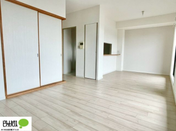 ���r���O�@�傫�ȑ��̂��郊�r���O�͖��邭�A���ʂ����ǂ��A�Ƒ��݂�Ȃ̏΂����������n��܂�