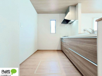�L�b�`���@�l�C�̃J�E���^�[�L�b�`������́A���r���O�ɂ��邲�Ƒ��̗l�q���f���܂�