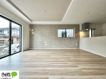 ���̑��@���r���O�͉Ƒ��ōL�X�Ɖ߂�����19.7���B�L�b�`�����烊�r���O�����ʂ��āA���q����̗l�q���΂�����B
