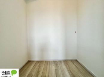 ���[�@�傫�ȃE�H�[�N�C���N���[�[�b�g�ɂ́A�G�ߕ��̈ߗނȂǂ܂Ƃ߂Ď��[�ł��A���������L���g���܂��B