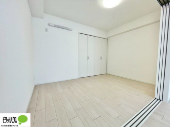 ���̑����ρ@1�K���r���O���ɂ͗m�����B�h�A���J���āA����ɍL����Ԃɂ��邱�Ƃ��\�ł��B