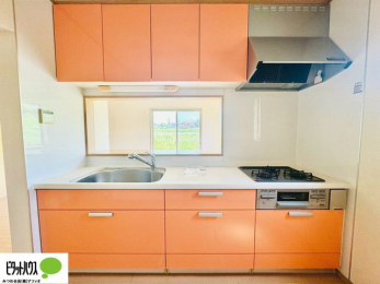 �L�b�`���@�l�C�̃J�E���^�[�L�b�`������́A���r���O�ɂ��邲�Ƒ��̗l�q���f���܂�
