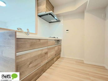 �L�b�`���@�l�C�̃J�E���^�[�L�b�`������́A���r���O�ɂ��邲�Ƒ��̗l�q���f���܂�