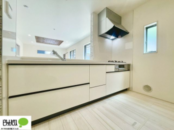 �L�b�`���@�l�C�̃J�E���^�[�L�b�`������́A���r���O�ɂ��邲�Ƒ��̂�����ꂵ�₷��3���R�����B�����̎��ԒZ�k���ł��āA�X���[�Y�ɗ����ł��܂��B�l�q���f���܂�