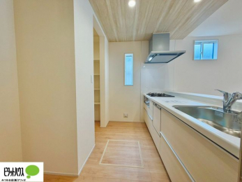 �L�b�`���@�l�C�̃J�E���^�[�L�b�`������́A���r���O�ɂ��邲�Ƒ��̗l�q���f���܂�