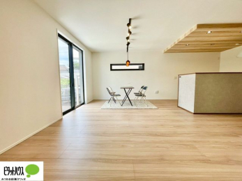 ���r���O�@���R�����������ޒg���ȃ��r���O�B��������ɂ͓Ǐ��₨���Q�ł����Ȃ���̂�т�Ɖ߂����ЂƎ����B