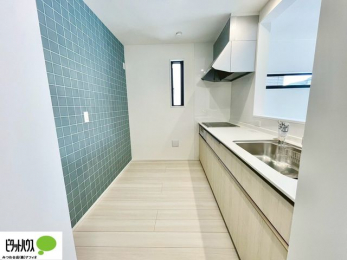 �L�b�`���@�l�C�̃J�E���^�[�L�b�`������́A���r���O�ɂ��邲�Ƒ��̗l�q���f���܂�