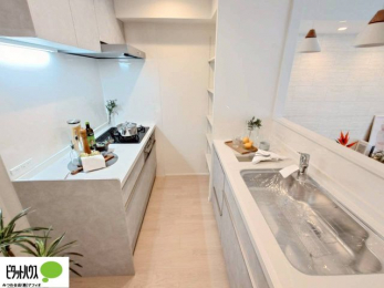 �L�b�`���@�l�C�̃J�E���^�[�L�b�`������́A���r���O�ɂ��邲�Ƒ��̗l�q���f���܂�