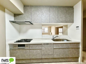�L�b�`���@�l�C�̃J�E���^�[�L�b�`������́A���r���O�ɂ��邲�Ƒ��̗l�q���f���܂�