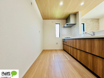 �L�b�`���@�{�H��ʐ^�@�l�C�̃J�E���^�[�L�b�`������́A���r���O�ɂ��邲�Ƒ��̗l�q���f���܂�