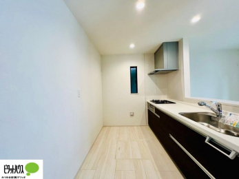 �L�b�`���@�{�H��ʐ^�F�l�C�̃J�E���^�[�L�b�`������́A���r���O�ɂ��邲�Ƒ��̗l�q���f���܂�