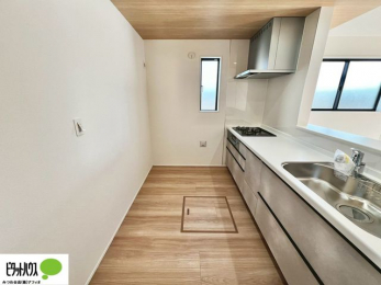 �L�b�`���@�{�H��ʐ^�F�l�C�̃J�E���^�[�L�b�`������́A���r���O�ɂ��邲�Ƒ��̗l�q���f���܂�