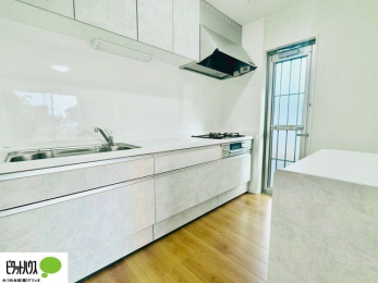 �L�b�`���@�{�H��ʐ^�F�V�z�Ȃ�ł͂̃s�J�s�J�̃L�b�`���͖����̂��������y�������Ă���܂��ˁB
