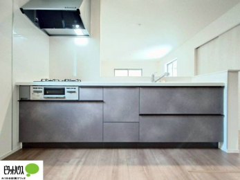 �L�b�`���@�l�C�̃J�E���^�[�L�b�`������́A���r���O�ɂ��邲�Ƒ��̗l�q���f���܂�