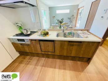 �L�b�`���@�{�H��ʐ^�@�l�C�̃J�E���^�[�L�b�`������́A���r���O�ɂ��邲�Ƒ��̗l�q���f���܂�
