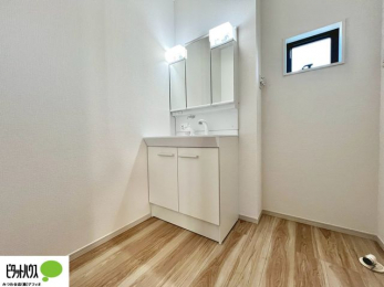 ���ʑ�E���ʏ��@�{�H��ʐ^�@�O�ʋ��̗���A�V���N���ȂǑ������[��������A�L�X�Ƃ������ʉ��ϑ�ł��B