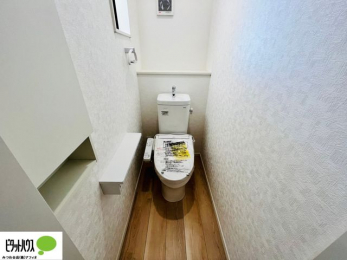 �g�C���@�{�H��ʐ^�F1�E2�K�E�H�V�����b�g�g�C�������B