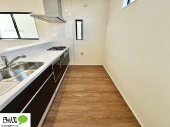 �L�b�`���@�{�H��ʐ^�@�l�C�̃J�E���^�[�L�b�`������́A���r���O�ɂ��邲�Ƒ��̗l�q���f���܂�