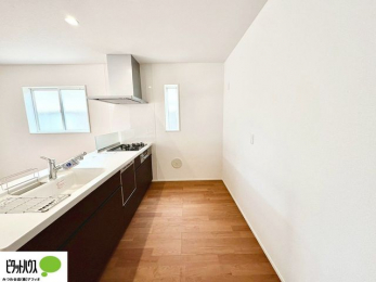 �L�b�`���@�{�H��ʐ^�@�l�C�̃J�E���^�[�L�b�`������́A���r���O�ɂ��邲�Ƒ��̗l�q���f���܂�