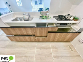 �L�b�`���@�{�H��ʐ^�@�l�C�̃J�E���^�[�L�b�`������́A���r���O�ɂ��邲�Ƒ��̗l�q���f���܂�