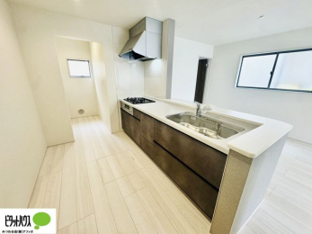 �L�b�`���@�{�H��ʐ^�F�l�C�̃J�E���^�[�L�b�`������́A���r���O�ɂ��邲�Ƒ��̗l�q���f���܂�