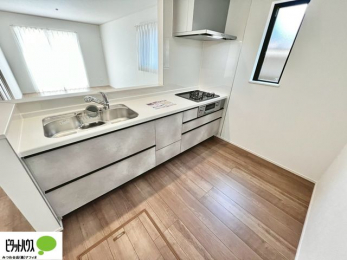 �L�b�`���@�{�H��ʐ^�F�l�C�̃J�E���^�[�L�b�`������́A���r���O�ɂ��邲�Ƒ��̗l�q���f���܂�