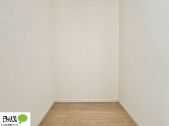 ���[�@�E�H�[�N�C���N���[�[�b�g�͂��m�������[����̂͂������A���s�o�b�N�Ȃǂ̑傫�ȉו������[���Ă����̂ɂ��֗��ł��B